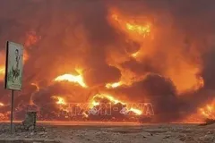 Khói lửa bốc lên ngùn ngụt sau vụ tấn công của Israel tại Hodeidah, Yemen. Ảnh minh họa: TV Al Masirah/TTXVN