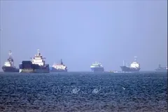 Tàu thuyền ở eo biển Hormuz, gần thành phố cảng Bandar Abbas, Iran. Ảnh: The Guardian/TTXVN