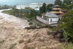 Sông Bagmati dâng cao, tràn bờ sau nhiều ngày mưa lớn liên tục, gần một ngôi đền ven sông và các công trình lân cận tại Kathmandu, Nepal ngày 9-10-2026. Ảnh: ANI/TTXVN phát