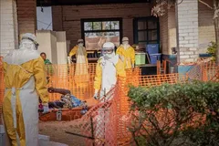 Nhân viên y tế chuyển bệnh nhân Ebola tới trung tâm điều trị tại tỉnh Ituri, CHDC Congo. Ảnh: THX/TTXVN phát