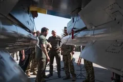 Tổng thống Ukraine Volodymyr Zelenskiy xem xét các loại vũ khí do phương Tây cung cấp, trong đó có tên lửa Storm Shadow, khi gặp gỡ các thành viên lực lượng không quân Ukraine Ảnh: Văn phòng Báo chí Tổng thống Ukraine