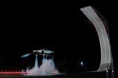 Tỷ phú Elon Musk lần đầu công khai mẫu Tesla Roadster có khả năng bay. Ảnh: Tesla