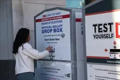 Cử tri bỏ phiếu qua hòm thư của USPS tại điểm bầu cử Thư viện Cleveland Park ở phía Tây Bắc thủ đô Washington D.C. Ảnh tư liệu: TTXVN 
