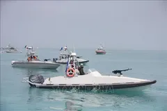 Tàu của Lực lượng Vệ binh Cách mạng Hồi giáo Iran (IRGC) tại lễ kỷ niệm Ngày vịnh Persia quốc gia. Ảnh: THX/TTXVN