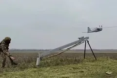 Một binh sĩ Nga phóng UAV. Ảnh: Cơ quan Báo chí Bộ Quốc phòng Nga