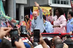 Tổng thống Brazil Lula da Silva (trái) trong cuộc vận động tranh cử tại thành phố Rio de Janeiro, ngày 2-10-2026. Ảnh: THX/TTXVN phát