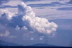 Tro bụi phun lên từ núi lửa Anak Krakatau ở tỉnh Lampung, Indonesia. Ảnh: THX/TTXVN phát