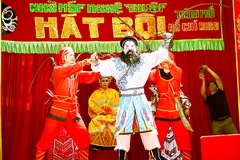 Nghệ sĩ Nhà hát Nghệ thuật Hát bội TPHCM biểu diễn trích đoạn trong vở Xử bá đao Từ Hải Thọ tại sân khấu trước Bảo tàng Lịch sử TPHCM. Ảnh: DŨNG PHƯƠNG