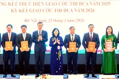 Chủ tịch Ủy ban Trung ương MTTQ Việt Nam Bùi Thị Minh Hoài (giữa) chúc mừng đại diện các thành phố tại lễ ký kết giao ước thi đua 2026