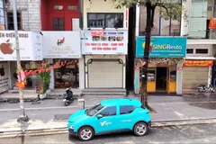 Vỉa hè phố Láng Hạ trở nên gọn gàng, rộng rãi hơn cho người đi bộ. Ảnh: NGUYỄN QUỐC