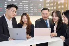 Nhà đầu tư theo dõi biến động các chỉ số và cổ phiếu trên thị trường chứng khoán. Ảnh: HOÀNG HÙNG