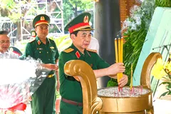 Đại tướng Phan Văn Giang dâng hương tưởng niệm Anh hùng liệt sĩ tại Công viên Lê Thị Riêng