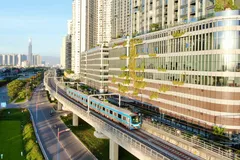 Metro số 1 (Bến Thành - Suối Tiên) đi qua khu vực tập trung nhiều tòa nhà cao tầng ở phường An Khánh, TPHCM. Ảnh: HOÀNG HÙNG