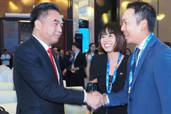Phó Chủ tịch Thường trực UBND TPHCM Nguyễn Lộc Hà với các đại biểu tại đối thoại, ngày 11-9. Ảnh: HOÀNG HÙNG