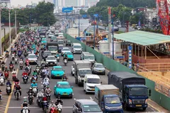 Một đoạn đường Trường Chinh (phường Tân Bình, TPHCM) được rào chắn phục vụ thi công tuyến metro số 2. Ảnh: HOÀNG TRIỀU