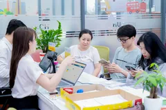 Tân sinh viên Trường ĐH Công nghệ TPHCM làm thủ tục nhập học. Ảnh: THANH HÙNG