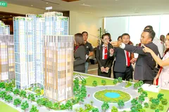 Khách hàng và nhà đầu tư xem mô hình dự án căn hộ tại phường Bình Trưng, TPHCM. Ảnh: HOÀNG HÙNG