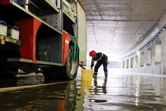 Lực lượng Cảnh sát PCCC và CNCH Công an TPHCM điều động bơm, phương tiện hút tiêu thoát nước tại một điểm ngập. Ảnh: CÔNG AN TPHCM