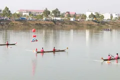 Quảng Ngãi: Sôi nổi giải đua thuyền độc mộc trên sông Đăk Bla