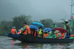 Du khách đội mưa trẩy hội lớn nhất miền Bắc