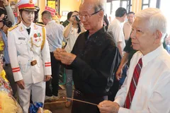 Nguyên Chủ tịch nước Nguyễn Minh Triết dâng hương tưởng nhớ các Anh hùng liệt sĩ Biệt động Sài Gòn – Gia Định. Ảnh: THÁI PHƯƠNG