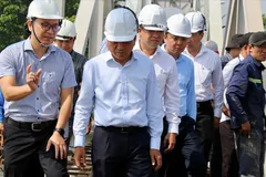 Đoàn công tác của Bộ Xây dựng và các đơn vị liên quan kiểm tra hiện trường sà lan tông cầu Ghềnh