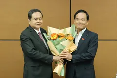 Chủ tịch Quốc hội Trần Thanh Mẫn tặng hoa, chúc mừng Bí thư Thành ủy TPHCM Trần Lưu Quang, chiều 8-4. Ảnh: QUANG PHÚC