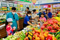 Khách hàng tìm mua trái cây các loại tại một siêu thị ở TPHCM (ẢNH: GIA HÂN)