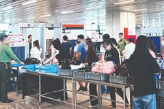 Du khách đổ về các điểm du lịch, giao thông ùn tắc 