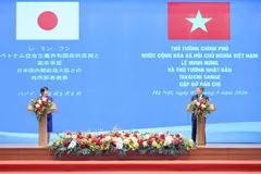Thủ tướng Lê Minh Hưng và Thủ tướng Takaichi Sanae gặp gỡ báo chí sau khi tiến hành hội đàm và chứng kiến lễ trao văn kiện hợp tác giữa hai nước, sáng 2-5. Ảnh: QUANG PHÚC
