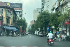 Vỉa hè trên nhiều tuyến đường ở phường Sài Gòn bị lấn chiếm buôn bán, không còn lối đi cho người đi bộ. Ảnh: QUỐC HÙNG