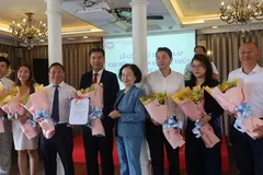 Bà Nguyễn Thị Khánh, Chủ tịch Hiệp hội Du lịch TPHCM, chúc mừng tân Chủ tịch Chi hội Du lịch đường thủy