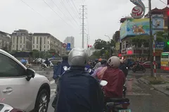 Cơn mưa lớn tại Hà Nội, chiều 10-7. Ảnh: PHÚC HẬU