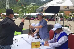 Người dân mang sâm tham gia Hội thi Sâm Ngọc Linh năm 2025