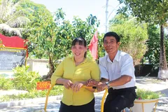 Anh Bùi Văn Hưng và chị Lưu Thị Xuân hạnh phúc với cuộc sống trên đảo Sinh Tồn.