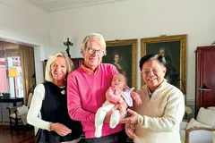 Tác giả và vợ chồng ông thông gia.