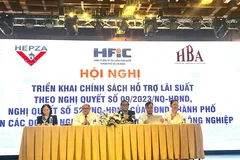 Lãnh đạo HFIC và sở ban ngành đối thoại với doanh nghiệp tại hội nghị. Ảnh MINH XUÂN