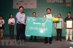 Trao giải nhất cho Dự án khởi nghiệp PowerSell. (Ảnh: Tiến Lực/TTXVN)