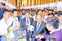 Thủ tướng Nguyễn Xuân Phúc tìm hiểu những mô hình trưng bày ý tưởng khởi nghiệp