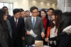 Phó Thủ tướng Vũ Đức Đam cùng các đại biểu tham quan gian hàng khởi nghiệp sáng tạo của sinh viên. (Ảnh: Thanh Tùng/TTXVN)