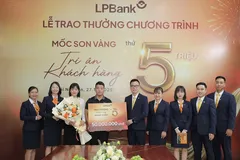 Đại diện LPBank trao tặng sổ tiết kiệm trị giá 50 triệu đồng cho anh Bùi Đức Doanh – khách hàng cá nhân thứ 5 triệu