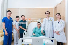 Hình ảnh bệnh nhân bên bác sĩ, người thân sau 4 ngày can thiệp.