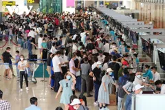 Hành khách làm thủ tục hàng không tại Cảng HKQT Nội Bài.