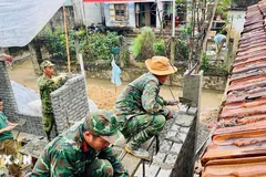 Chiến sỹ lữ đoàn 574 khẩn trương triển khai công tác xây nhà cho nhân dân ngay trong ngày đầu Năm Mới 2026. (Ảnh: TTXVN phát) 