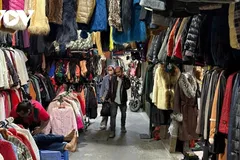 Người mua ở chợ. (Ảnh: Nhã Linh)