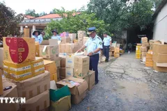 Lực lượng quản lý thị trường tỉnh Tây Ninh kiểm tra kho hàng tại hộ kinh doanh B.N. (ấp Bà Phổ, xã Thủ Thừa, tỉnh Tây Ninh) nghi giả mạo nhãn hiệu, không rõ nguồn gốc. (Ảnh: Minh Phú/TTXVN)