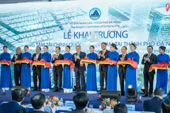 Phó Thủ tướng Thường trực Chính phủ Nguyễn Hòa Bình cùng các đại biểu cắt băng khai trương Trung tâm tài chính quốc tế Việt Nam tại Đà Nẵng. (Ảnh: Thanh Phong/Vietnam+) 