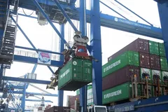 Bốc dỡ hàng hóa trên Cảng Cát Lái (phường Cát Lái) thuộc hệ thống Cảng biển Thành phố Hồ Chí Minh. (Ảnh: Hồng Đạt/TTXVN) 