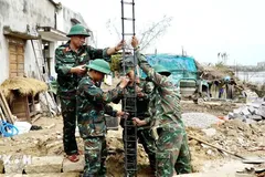 Lực lượng quân đội thực hiện xây nhà cho người dân vùng lũ ở Gia Lai. (Ảnh: Sỹ Thắng/TTXVN) 