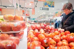 Khách chọn mua trái cây tại siêu thị Aeon Long Biên, Hà Nội. (Ảnh: Trần Việt/TTXVN) 